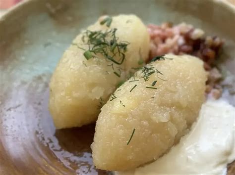 Tradicinis cepelinų padažas su spirgučiais ir grietine