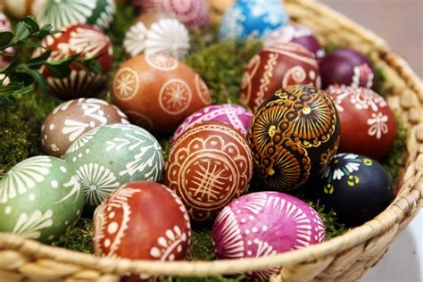 Velykiniai kiaušiniai, apmegzti skirtingais raštais