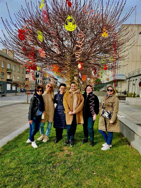 Velykinis medis, papuoštas megztais margučiais