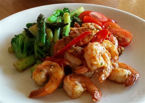 Tigrinių krevečių ingredientai kepimui orkaitėje