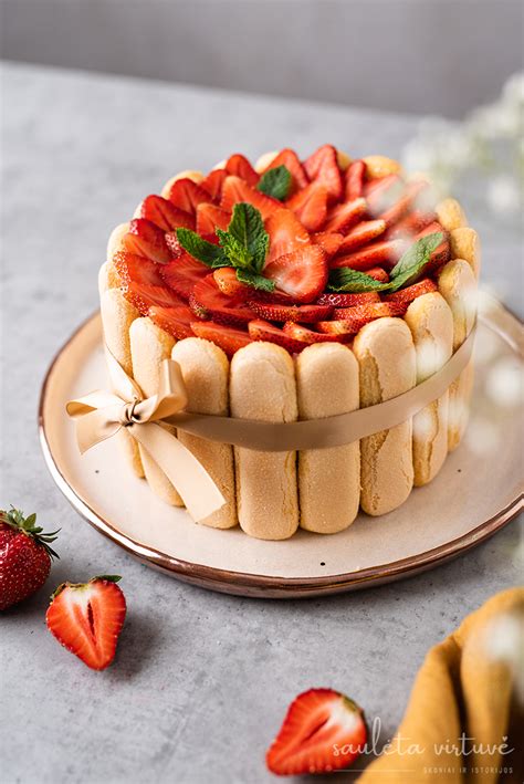 Šviežių braškių tortas ant stalo