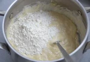 Tiršta kukurūzų miltų tešla puode