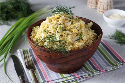 Pikantiškos salotos įdarytuose pomidoruose