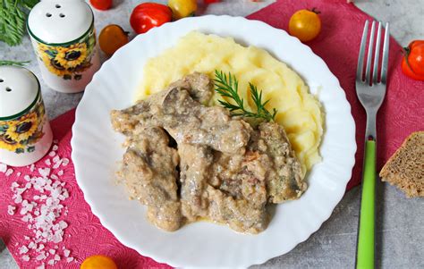 Troškintos kepenys su grietine