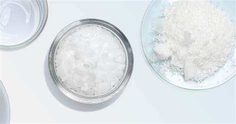 Nuotrauka su įvairiais maisto produktais, kuriuose naudojami emulsikliai