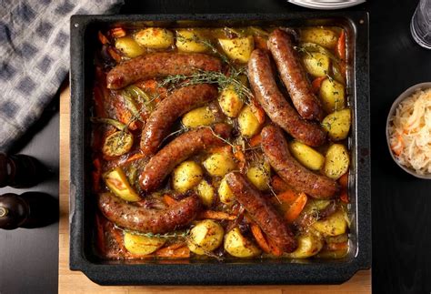 Kiaulienos dešrelės su daržovėmis kepimo skardoje