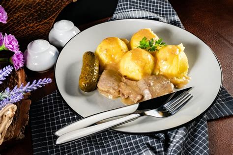 Tradicinis Dzūkijos kiaulienos liežuvis su grybų padažu