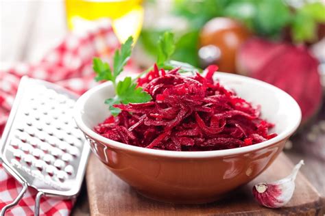 Žalių burokėlių tarkavimas pyragui