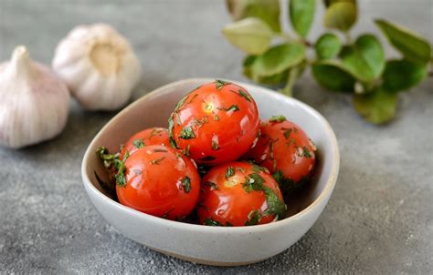 Itališki ingredientai: česnakas, bazilikas, pomidorai