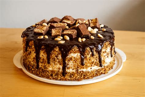 Dekoruotas Snickers tortas su šokoladu ir riešutais