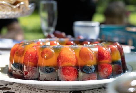 Dizaino želė tortas su įvairių spalvų ir formų želė gabaliukais