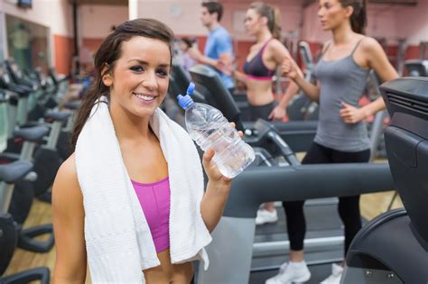 Sportuojanti mergina geria elektrolitus
