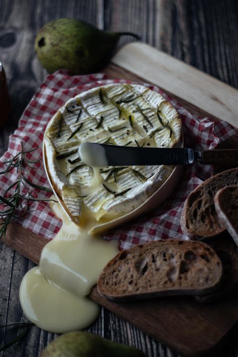 Keptas Camembert su kriaušių-garstyčių uogiene ir rozmarinu