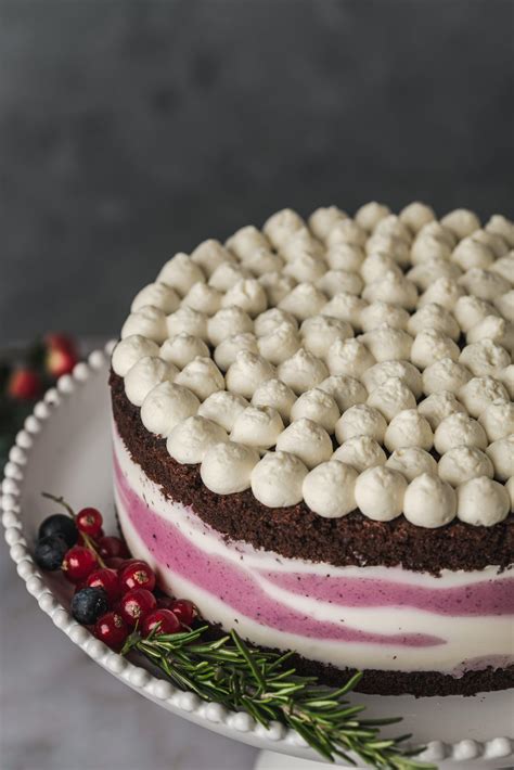 Nekeptas šokoladinis varškės tortas su uogomis