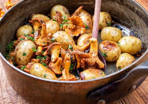 Baravykų padažas su keptomis bulvėmis