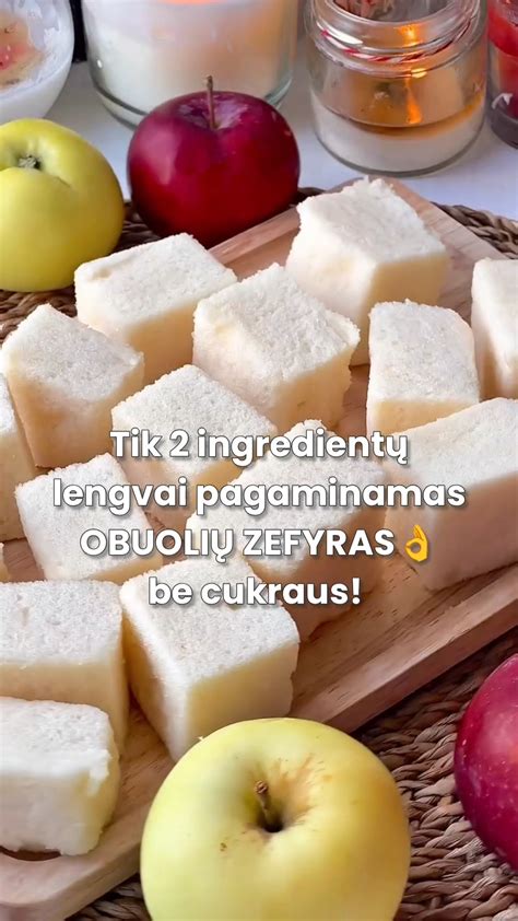 Obuolių pyrago ingredientai ant stalo: obuoliai, miltai, kiaušiniai, sviestas, cukrus, cinamonas