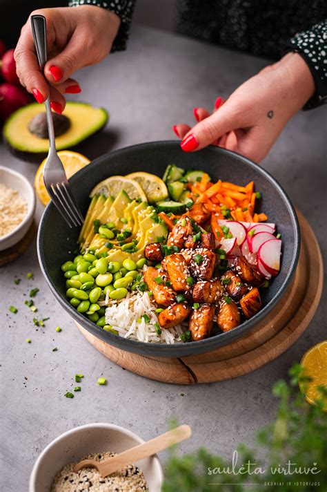 Gaivus Poke Bowl su lašiša, ryžiais ir įvairiomis daržovėmis