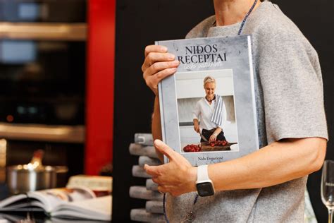 Nidos receptai: laiko patikrinti knygos viršelis su patiekalais