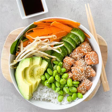 Spalvingas Bibimbap dubenėlis su visais ingredientais