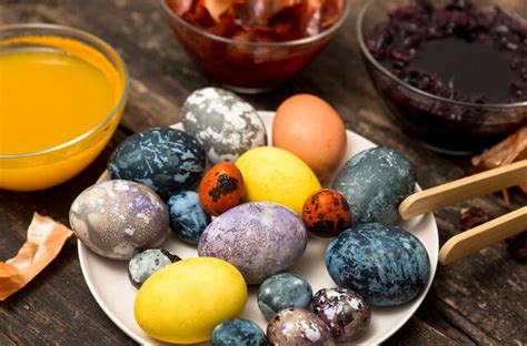 Vaikai marginantys Velykinius kiaušinius