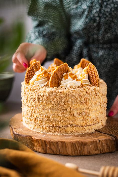 Riešutėlių tortas su medaus karamele