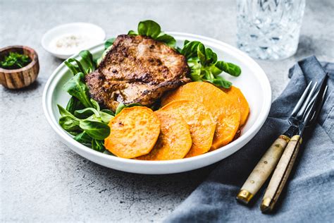 Kiaulienos kepsnys su saldžiosiomis bulvėmis