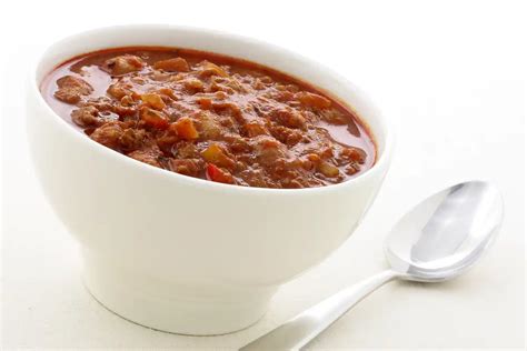 Įvairūs čili sriubos ingredientai: maltas faršas, pupelės, pomidorai, čili pipirai ir prieskoniai.