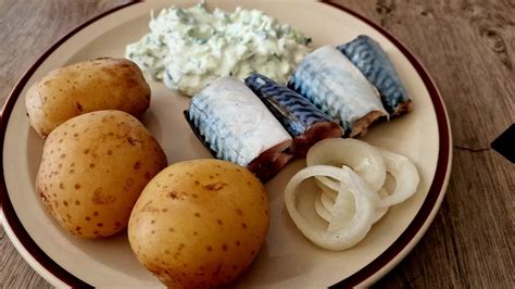 marinuota skumbrė su arbata ir svogūnų lukštais