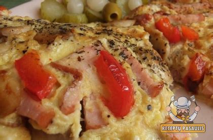 Omletas su dešrelėmis ir daržovėmis keptuvėje