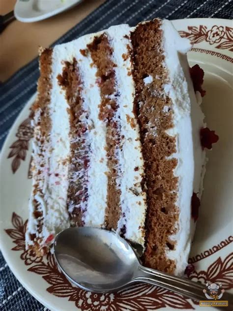 Morenginis tortas su plakta grietinėle ir slyvomis