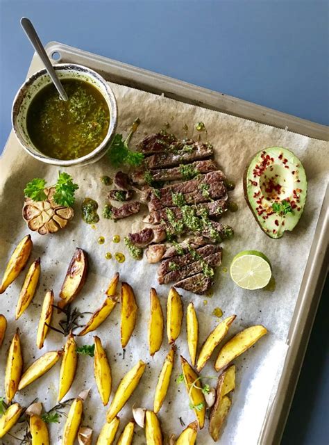 Jautienos antrekotas su chimichurri padažu ir orkaitėje keptomis bulvėmis