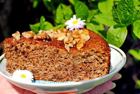Graikinių riešutų pyragas puodelyje su banano griežinėliais