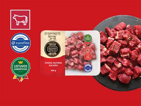 Šviežia jautiena ir ingredientai tartarui ruošti ant stalo