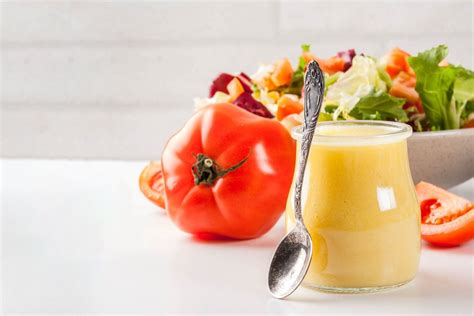 Įvairūs salotų padažai ir ingredientai jiems gaminti
