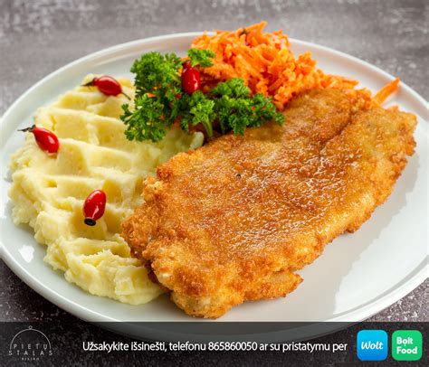 Kiaulienos kepsnio patiekimo idėja su raudonaisiais kopūstais