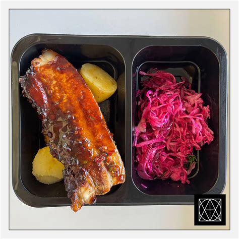 BBQ šonkaulių patiekalas su Coleslaw salotomis
