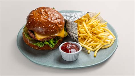 Sultingas BBQ burgeris su skrudintomis bulvytėmis