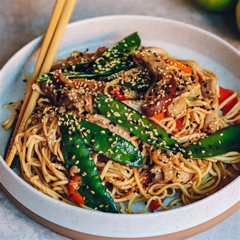 Azijietiškas patiekalas su augaliniais 