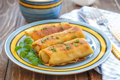 Įvairūs patiekalai su plėšyta mėsa: suvožtiniai, lietiniai, kesadilijos