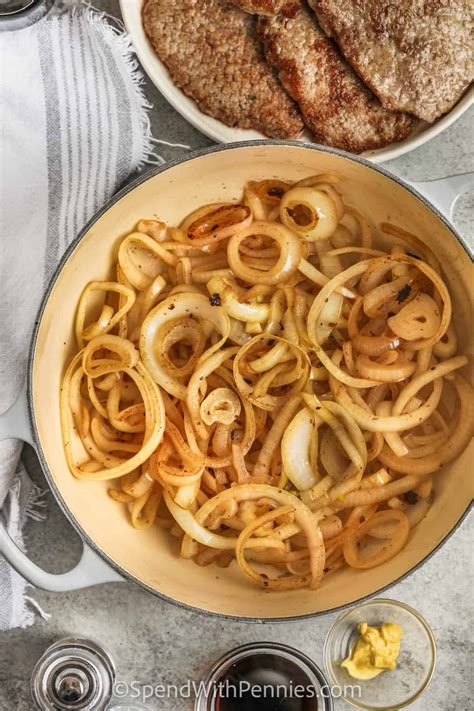 Gausus kiekis keptų svogūnų keptuvėje