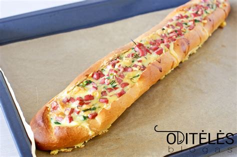 įdarytas prancūziškas batonas pjaustytas riekelėmis