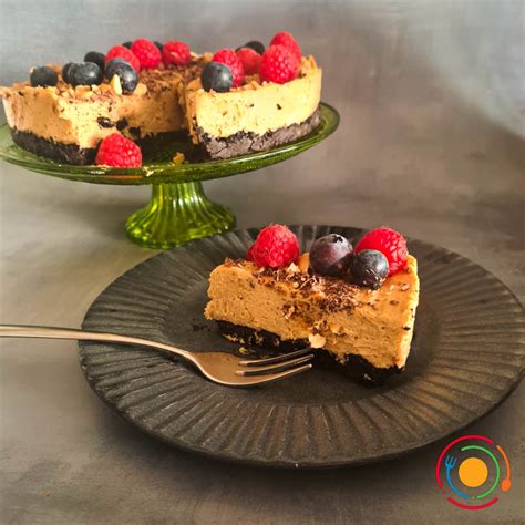 Sūrio tortas su riešutų sviestu ir uogomis