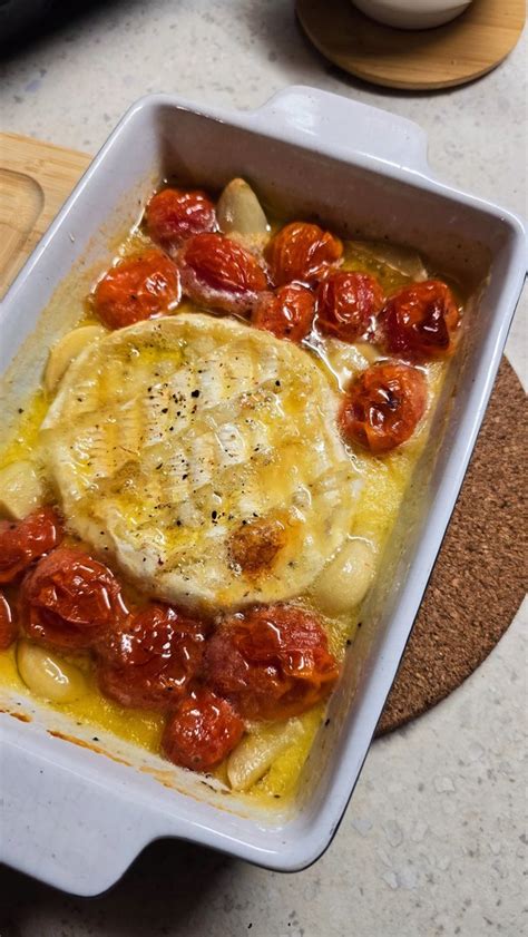 Keptas kamamberas su vyšniniais pomidorais ir medumi