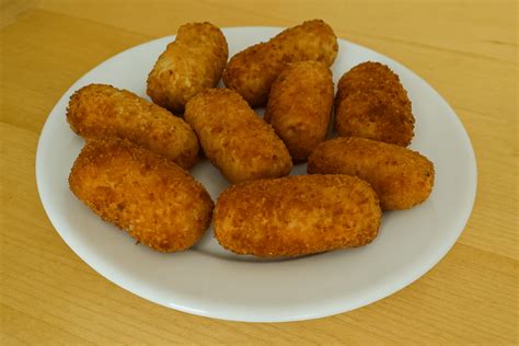 Auksiniai bulvių kroketai su silke