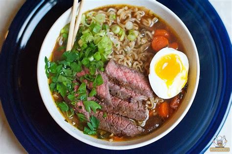 Ramen su jautiena ir daržovėmis dubenėlyje