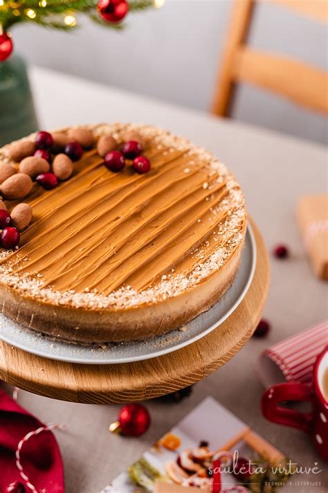 Sausainių tortas su karamele ir riešutais