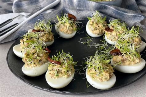 Įdaryti kiaušiniai ant stalo