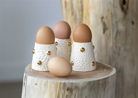 Stilingas kiaušinių indelis ant stalo