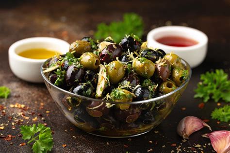 Kapotos alyvuogės ir ančiuviai padažui