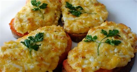 Keptas kiaušinių sumuštinis su sūriu